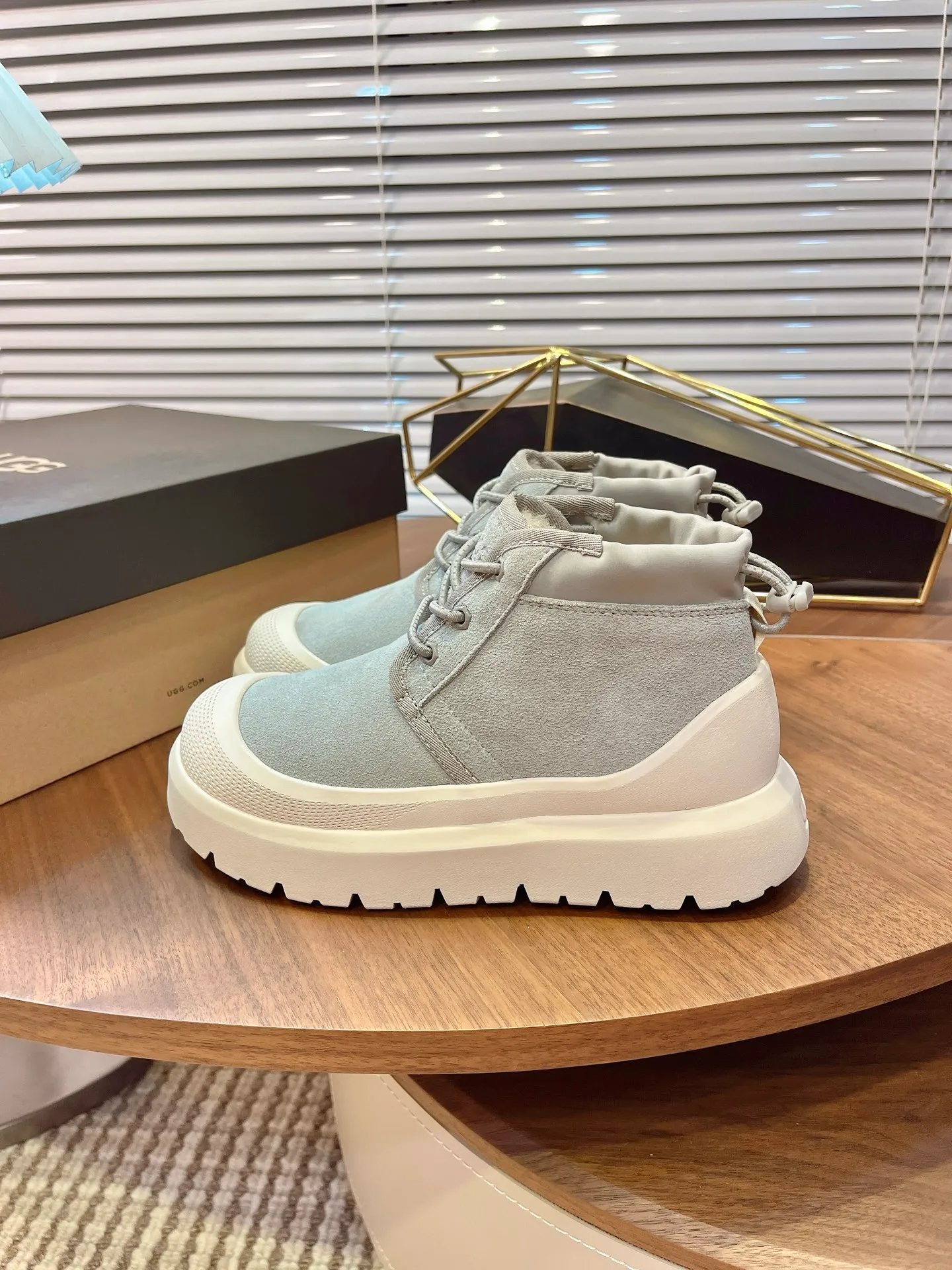 【UGG】 P: 560💰 Couple shoes Size: Women’s size 35-40 / Men’s size 40-44 UGG Tasman Weather Hybrid slip-on snow boots👢 Wang Yibo's same style 👏 adds a large orange sole to the classic Tasman shoe style, functional color contrast design, environmentally friendly waterproof and snowproof material, which has both fashionable and functional attributes. At the same time, it is paired with the new UGG furry shoes Keen's furry color-blocking jacket. Bright orange and maroon collide to create a new light outdoor style and open up a new travel experience in early autumn! Using the best materials, the 17mm fur integrated surface is warmer and breathable, and the outsole is upgraded to a lightweight and wear-resistant light wing technology outsole!